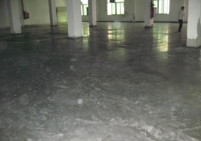 為企業(yè)客戶進(jìn)行廠房場(chǎng)地的溶劑性地坪施工
